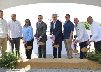 “Motivos de la huelga” En las inmediaciones de la UASD en San Francisco de Macorís, la mañana de este lunes fue testigo de neumáticos incendiados, desperdicios en las calles y enfrentamientos con bombas lacrimógenas y detonaciones. La huelga de 48 horas, convocada para los días martes 26 y miércoles 27, es liderada por grupos populares que demandan respuestas a problemas como la falta de agua potable, las altas tarifas de energía eléctrica y la finalización del hospital, entre otras obras. Portales locales informan que la convocatoria ha sido respaldada por otros municipios de la provincia, incluyendo Las Guaranas, Pimentel, Villa Riva y Salcedo en la provincia Hermanas Mirabal. #¡gran #y #caos! #quema #de #neumáticos #por #en #uasd #sfm #a #bombas #bhfyp #vwf #santodomingo #republicadominicana #e #encuesta #la #lacrimógenas #siempre #rd #q #picantes #que #life #el #fcs #santiago #ajies
