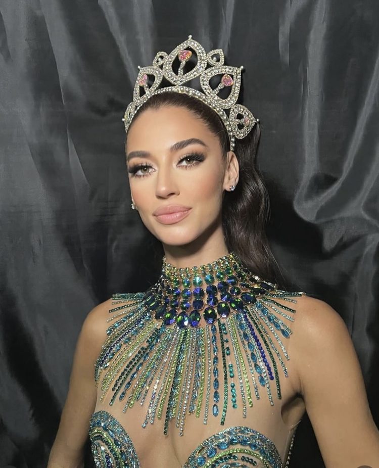 Miss RD Mariana Downing aprende español utilizando un libro Nacho