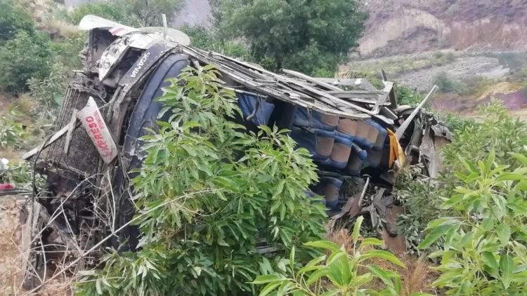 Decenas de fallecidos y heridos tras precipitarse un autobús al sur Perú