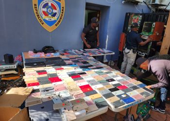 Policía encuentra 203 celulares Iphone durante allanamiento en la 42 de Capotillo