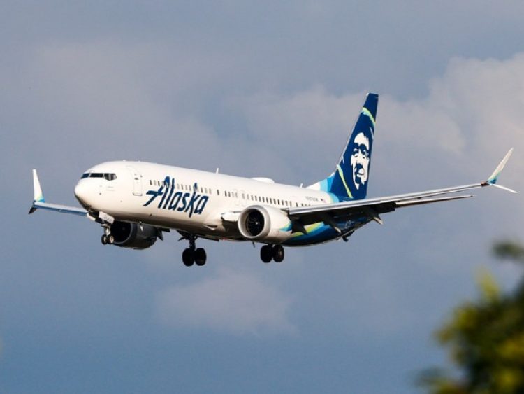 Alaska Airlines suspende piloto que intentó apagar motores de un avión en pleno vuelo