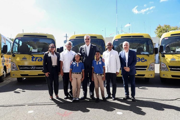 Gobierno oficializa programa de Transporte Estudiantil