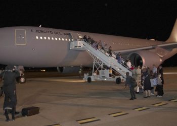 España concluye “con éxito” la evacuación de españoles en Israel