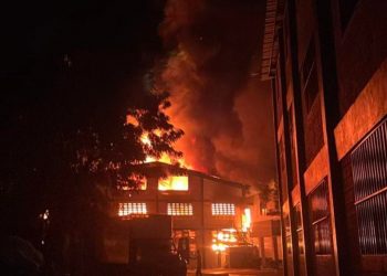 Voraz incendio destruye instalaciones de una zona franca en Santiago