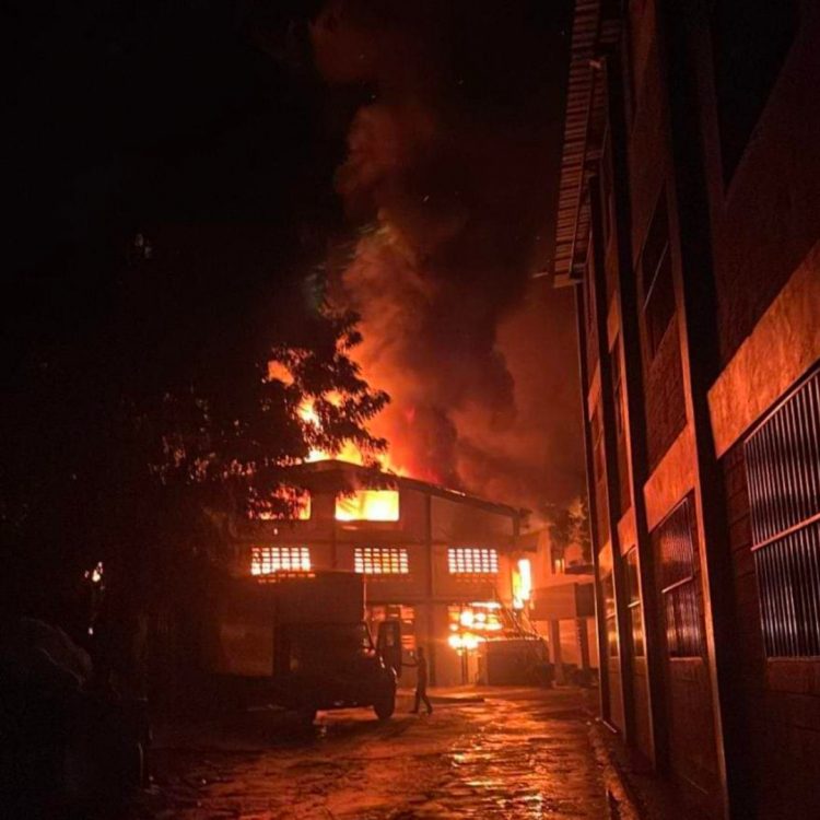 Voraz incendio destruye instalaciones de una zona franca en Santiago