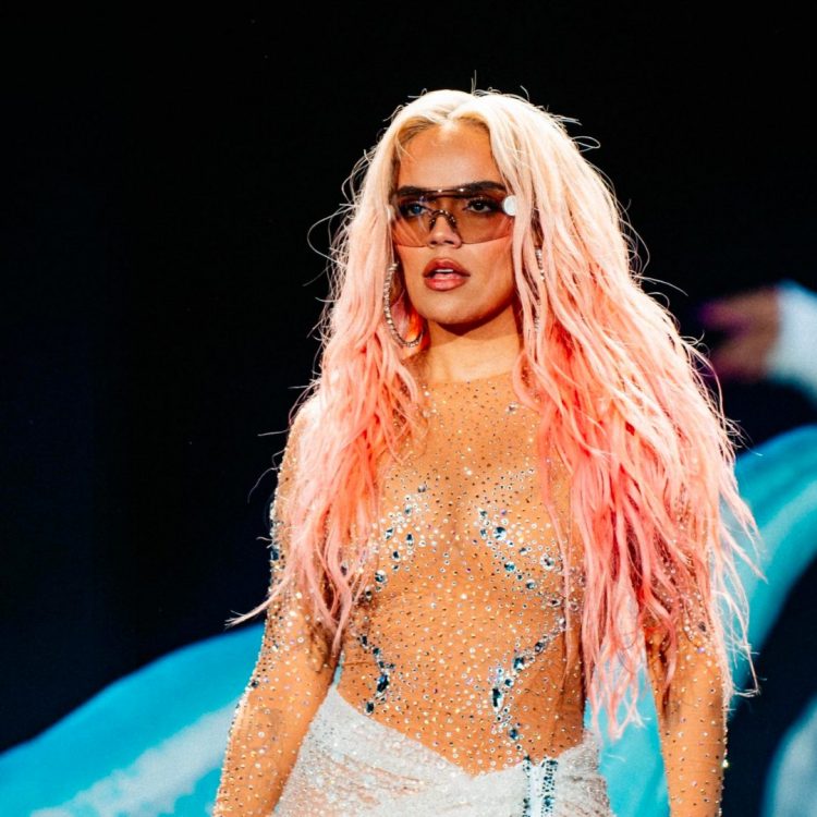 Avión privado de Karol G realiza aterrizaje de emergencia