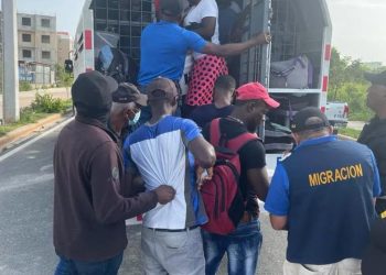 Migración cancela a diez agentes tras denuncias de abusos en operativos contra indocumentados