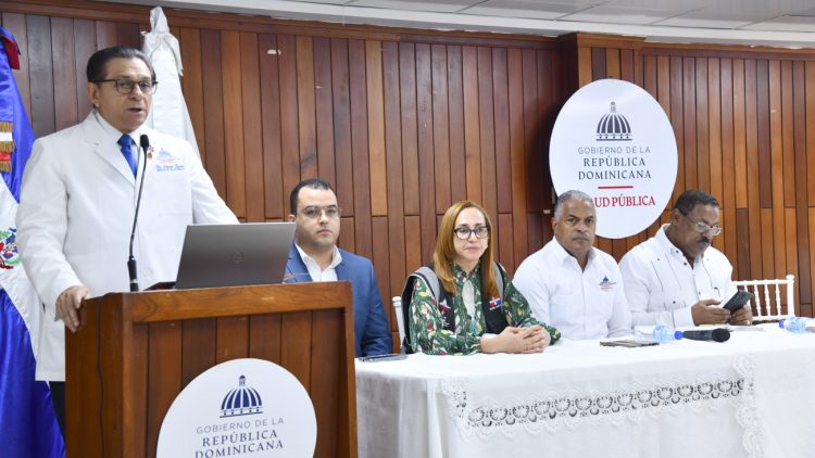 Ministro de Salud Pública asegura transparencia en información sobre el dengue