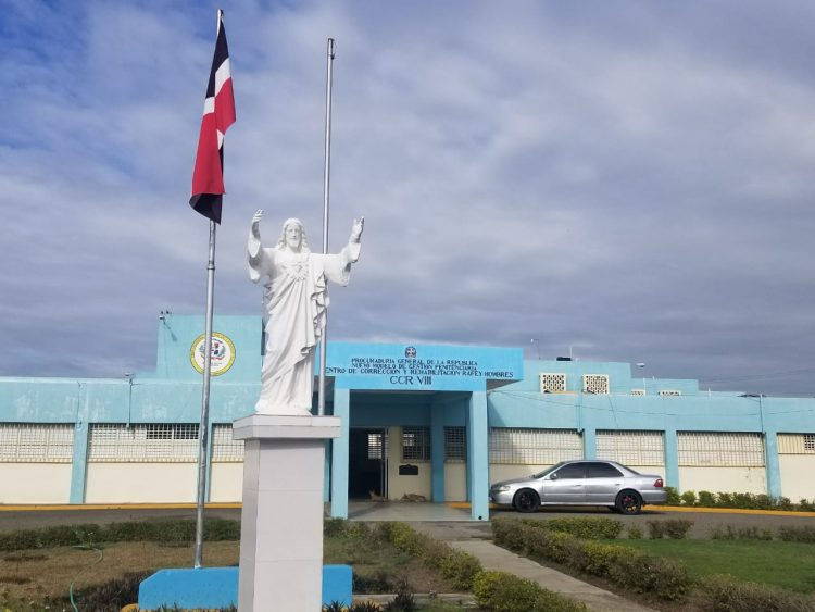 Detienen a dos mujeres cuando intentaban introducir drogas a cárcel Rafey Hombres