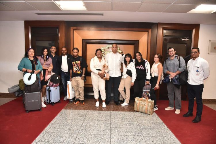 Diez dominicanos llegan “sanos y salvos” a RD tras ser evacuados desde Israel