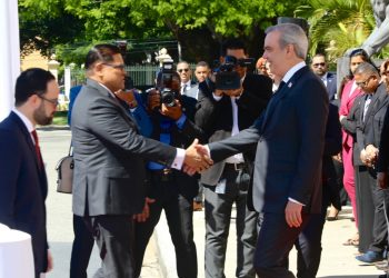 Abinader recibe a su homólogo de Surinam, Chandrikapersad Santokhi, en visita oficial