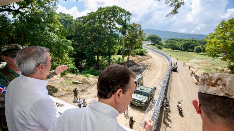 Presidente Abinader inaugura primer tramo de la verja fronteriza en Elías Piña