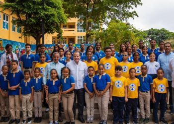 Paliza entrega RD$20 MM para remodelación del Centro Cultural y área de salud de la Fundación Mauricio Báez