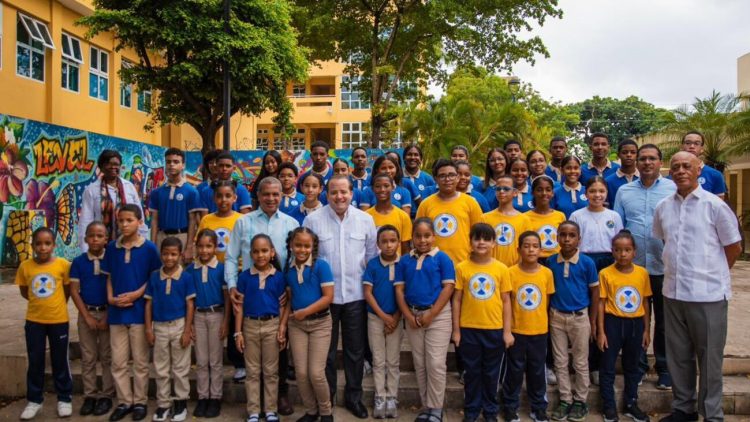 Paliza entrega RD$20 MM para remodelación del Centro Cultural y área de salud de la Fundación Mauricio Báez