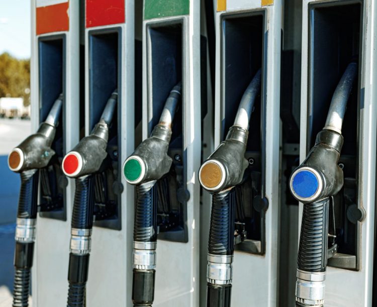 Cuatro combustibles bajarán de precio a partir de este sábado