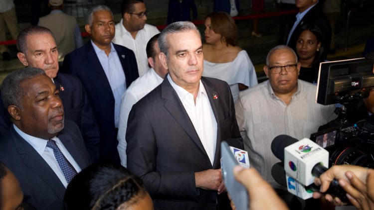 Abinader: “Nadie en su sano juicio puede pensar que se va a privatizar la Maternidad de Los Mina”