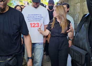 Romeo Santos visita sectores del Distrito Nacional afectados por las lluvias