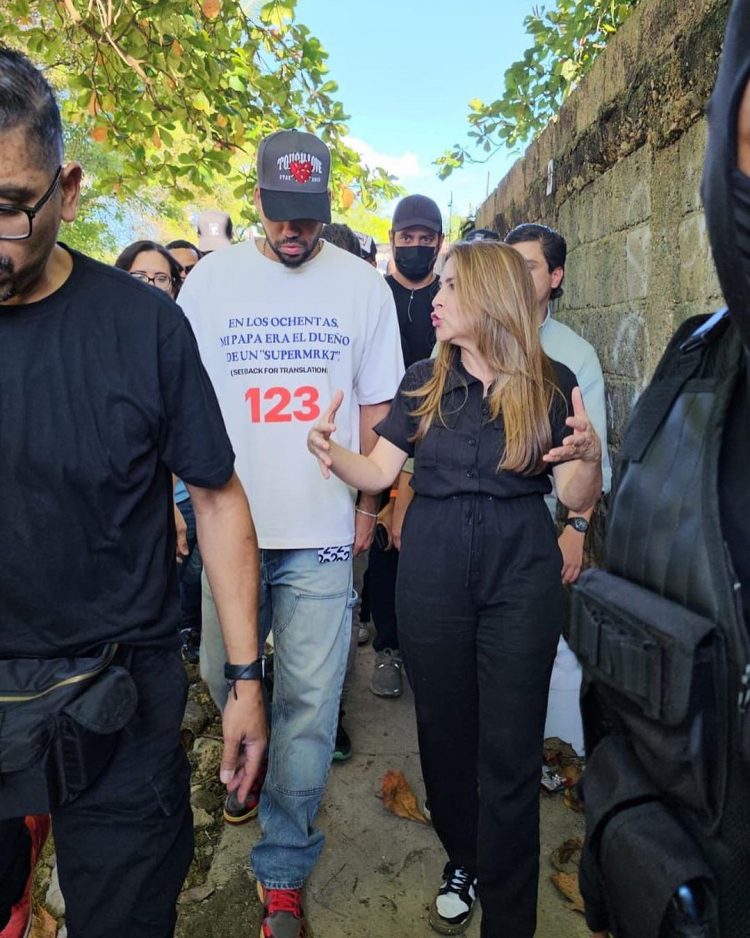 Romeo Santos visita sectores del Distrito Nacional afectados por las lluvias