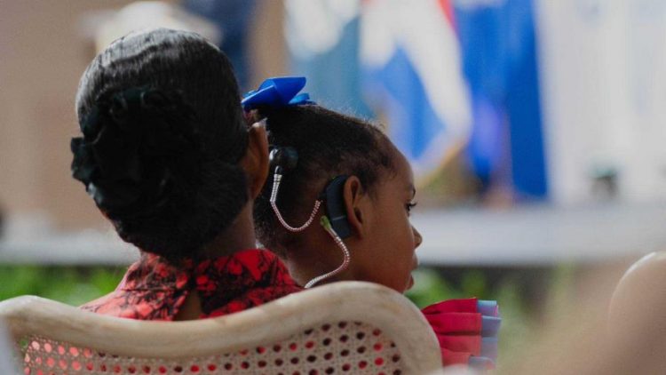 Anuncian segunda jornada de implantes cocleares en niños con déficit auditivo