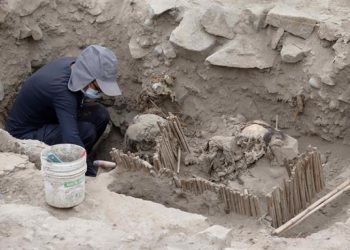 Descubren cinco momias milenarias en una pirámide de Perú