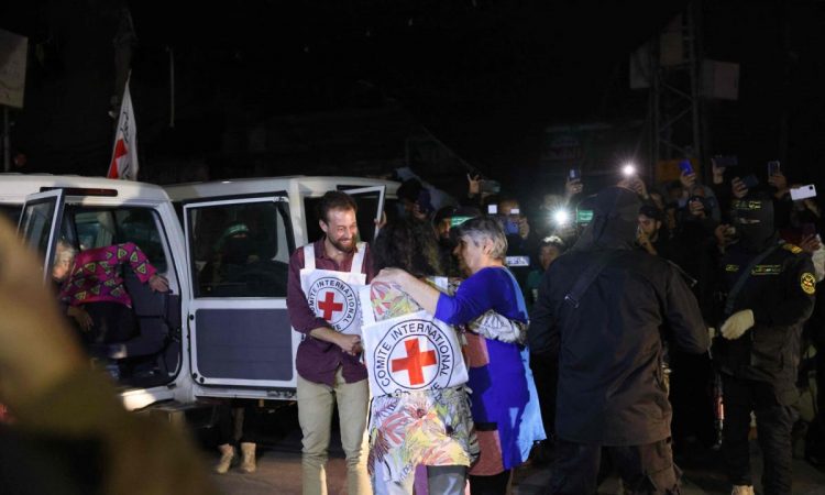 Hamás libera a diez rehenes israelíes y a cuatro ciudadanos tailandeses