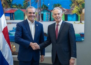 Presidente Abinader se reúne con Tony Blair para tratar conflicto con Haití