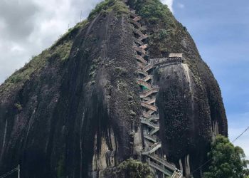 Desprendimiento de roca en Piedra del Peñol deja al menos 15 heridos en Colombia