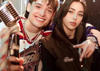 Peso Pluma y Nicki Nicole confirman noviazgo con un beso en pleno escenario