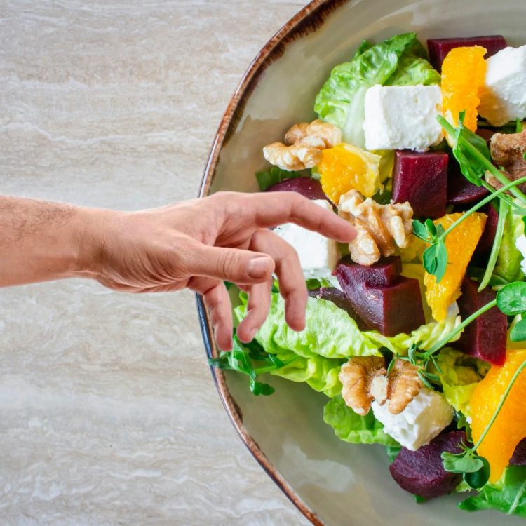 Mujer demanda restaurante de Nueva York tras encontrar trozo de un dedo en su ensalada