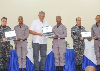 Gobierno entrega de 1,077 laptops a conscriptos para impulsar la reforma educativa policial