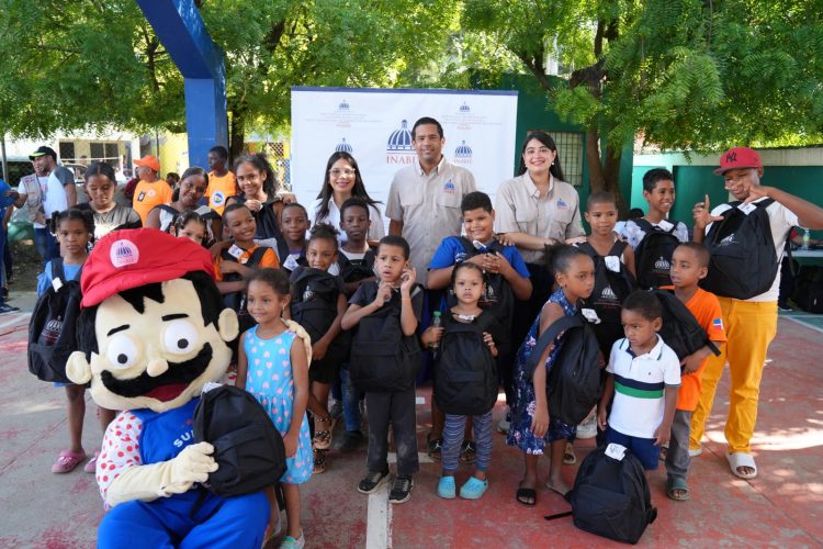 Inabie inicia entrega de útiles escolares a estudiantes afectados por disturbio tropical