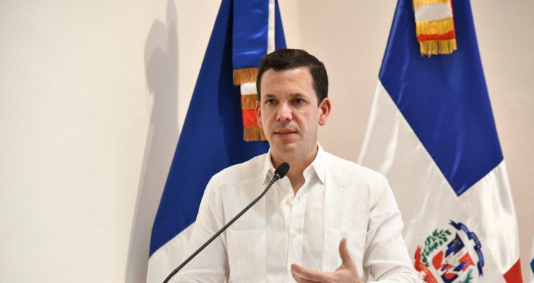 Hugo Beras solicita licencia sin disfrute de sueldo para facilitar proceso de investigación