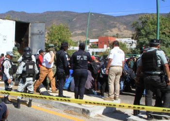 Encuentran 37 migrantes hacinados dentro de dos vehículos al norte de México