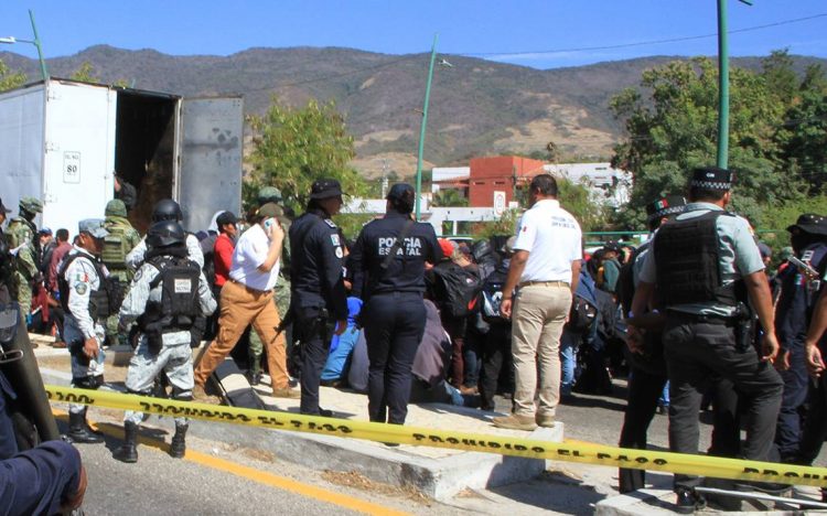 Encuentran 37 migrantes hacinados dentro de dos vehículos al norte de México