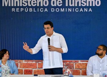 Ministerio de Turismo inicia construcción de plaza multiuso en Santa Cruz de El Seibo