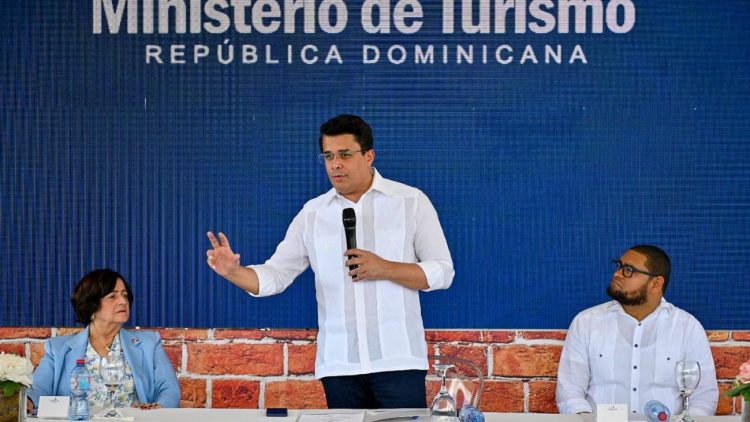 Ministerio de Turismo inicia construcción de plaza multiuso en Santa Cruz de El Seibo