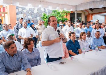 José Paliza lleva ayuda a familias afectadas por las lluvias en Yamasá