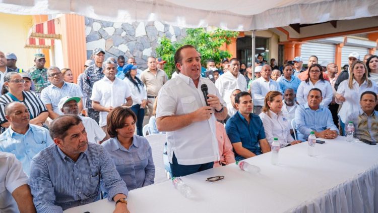 José Paliza lleva ayuda a familias afectadas por las lluvias en Yamasá