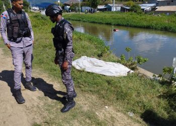 Encuentran cadáver de una mujer flotando en canal de riego en Santiago