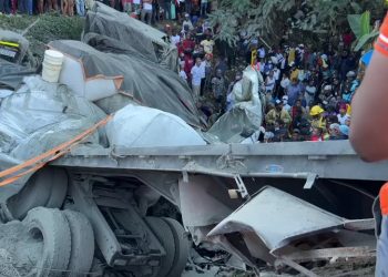 Al menos seis fallecidos en accidente entre autobús y patana en Haina