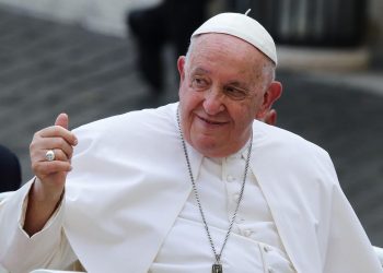 Papa Francisco insta a la sociedad y la Iglesia a escuchar más las voces femeninas