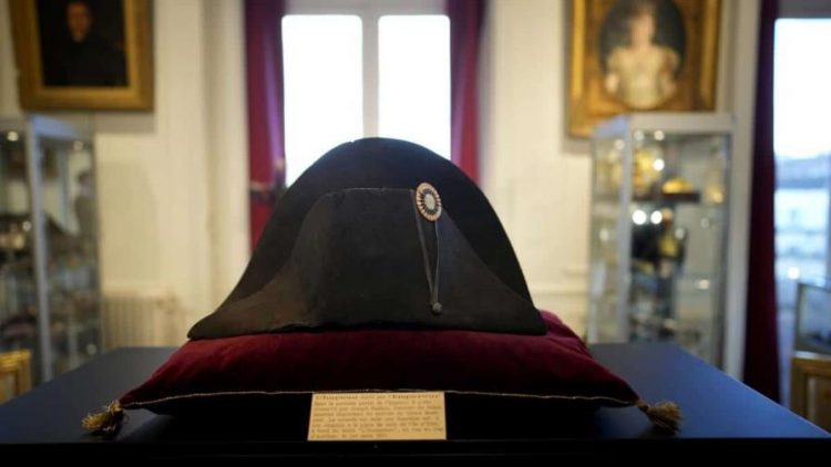 Gorra utilizada por Napoleón Bonaparte es subasta por 2,1 millones de dólares
