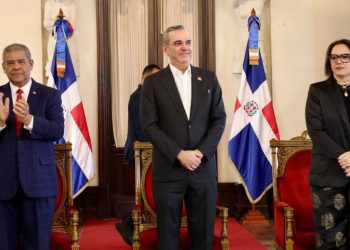 Abinader exhorta a servidores público a seguir trabajando en aras de la calidad en administración pública