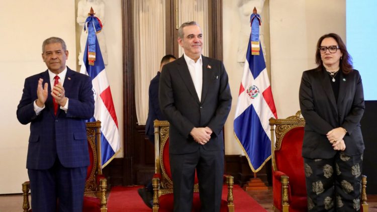 Abinader exhorta a servidores público a seguir trabajando en aras de la calidad en administración pública