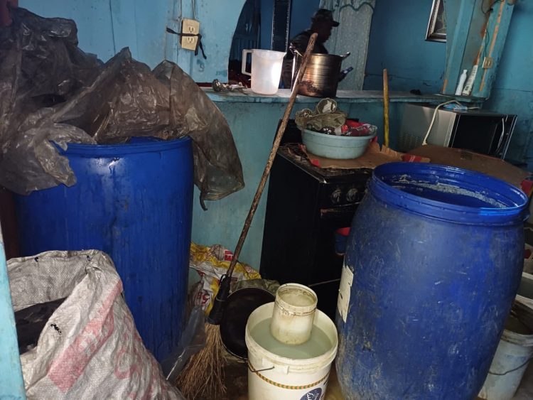 Policía desmantela laboratorio de bebidas alcohólicas adulteradas en San Pedro de Macorís