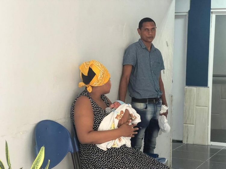 Padres denuncian tuvieron mellizos y solo les entregaron un bebé en Maternidad Renée Klang