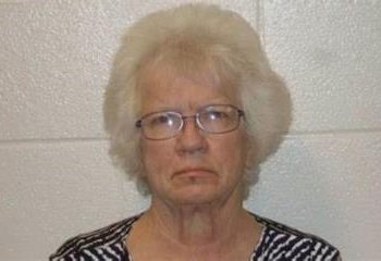 Condenan a prisión a maestra de 75 años por agresión sexual a un adolescente en EE.UU.