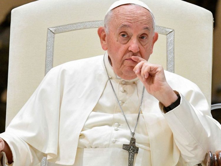 Papa Francisco sufre una caída y le inmovilizan un brazo por precaución