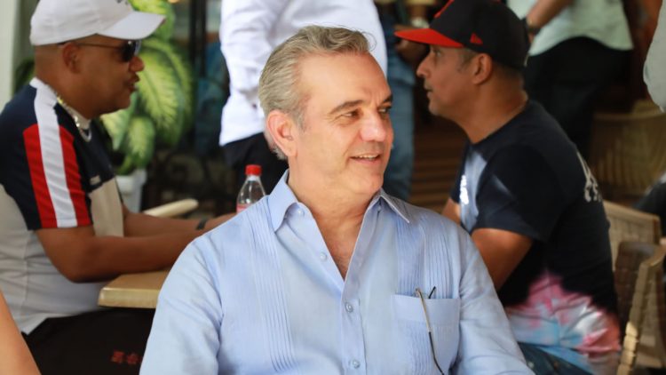 Presidente Abinader supervisa trabajos de remozamiento de la Zona Colonial