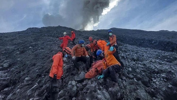 Asciende a 23 cifra de alpinistas muertos tras erupción de volcán en Indonesia